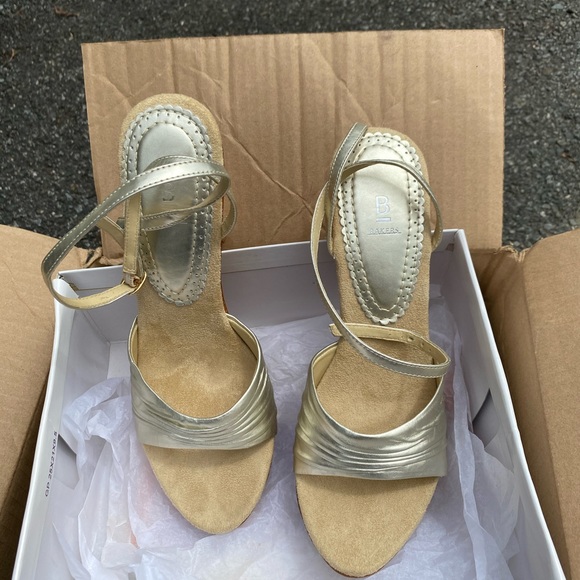 Gold shoes with a 5 in heel and a 1 in platform - Picture 3 of 6